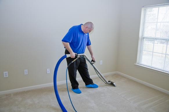 carpet-cleaning-buffalo-ny-professional-man