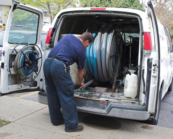 buffalo-carpet-cleaning-work-tools-machine-van-man